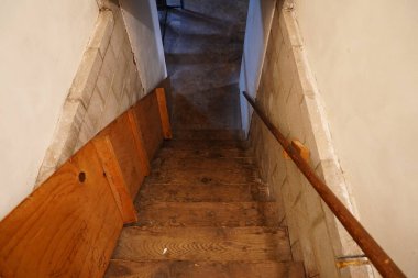 Merdivenler bir apartmanın bodrumuna açılıyor..