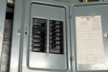 Fond du Lac, Wisconsin USA - 1 Mayıs 2021: Bir dairenin bodrumunda elektrik şalteri bulundu.
