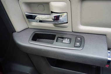 Wisconsin, Fond du Lac 'ta bir kamyonun içinde kapı kilidi ve otomatik pencere kontrolleri.