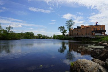 Güneşli bir günde göl manzarası