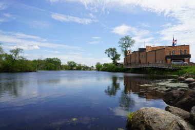 Güneşli bir günde göl manzarası