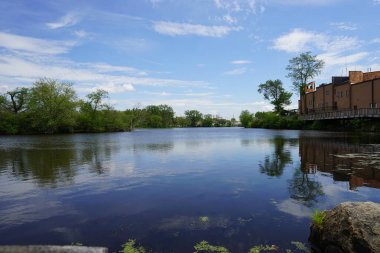 Güneşli bir günde göl manzarası