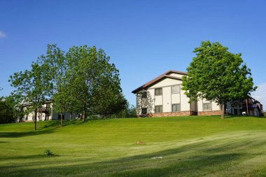 Mauston, Wisconsin ABD - 25 Mayıs 2021: Walnut Ridge apartmanlarının yaz dönemi manzarası.