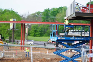Mauston, Wisconsin ABD - 25 Mayıs 2021: İnşaat alanında yaz boyunca yeni bir yakıt istasyonu inşa eden erkekler.