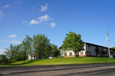 Mauston, Wisconsin ABD - 25 Mayıs 2021: Walnut Ridge apartmanlarının yaz dönemi manzarası.