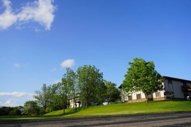 Mauston, Wisconsin ABD - 25 Mayıs 2021: Walnut Ridge apartmanlarının yaz dönemi manzarası.