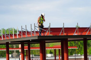 Mauston, Wisconsin ABD - 25 Mayıs 2021: İnşaat alanında yaz boyunca yeni bir yakıt istasyonu inşa eden erkekler.