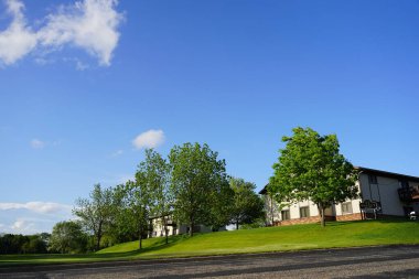 Mauston, Wisconsin ABD - 25 Mayıs 2021: Walnut Ridge apartmanlarının yaz dönemi manzarası.