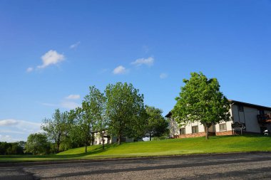 Mauston, Wisconsin ABD - 25 Mayıs 2021: Walnut Ridge apartmanlarının yaz dönemi manzarası.