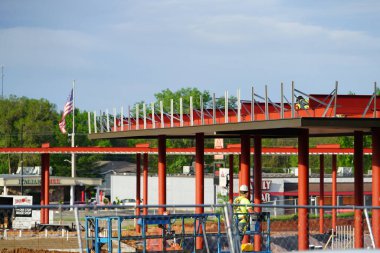 Mauston, Wisconsin ABD - 25 Mayıs 2021: İnşaat alanında yaz boyunca yeni bir yakıt istasyonu inşa eden erkekler.