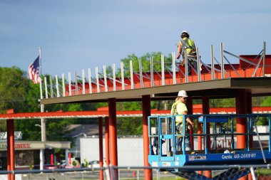 Mauston, Wisconsin ABD - 25 Mayıs 2021: İnşaat alanında yaz boyunca yeni bir yakıt istasyonu inşa eden erkekler.