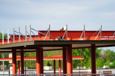 Mauston, Wisconsin ABD - 25 Mayıs 2021: İnşaat alanında yaz boyunca yeni bir yakıt istasyonu inşa eden erkekler.