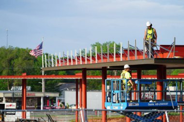 Mauston, Wisconsin ABD - 25 Mayıs 2021: İnşaat alanında yaz boyunca yeni bir yakıt istasyonu inşa eden erkekler.