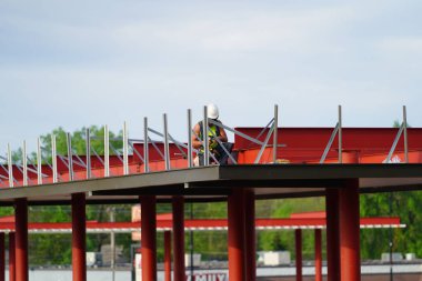 Mauston, Wisconsin ABD - 25 Mayıs 2021: İnşaat alanında yaz boyunca yeni bir yakıt istasyonu inşa eden erkekler.