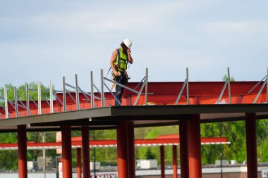 Mauston, Wisconsin ABD - 25 Mayıs 2021: İnşaat alanında yaz boyunca yeni bir yakıt istasyonu inşa eden erkekler.