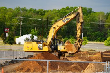 Mauston, Wisconsin ABD - 18 Haziran 2021: Mauston 'da bazı inşaatlarda kullanılan CAT tırtıl kazıcısı.