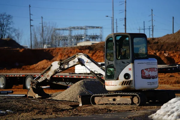 Mauston, Wisconsin USA - 12 Şubat 2023: Bobcat 435 mini kazı alanı.