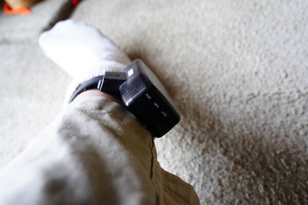 Домашний арест GPS тюремный мониторинг браслета на мужской лодыжке из-за тюремного заключения.