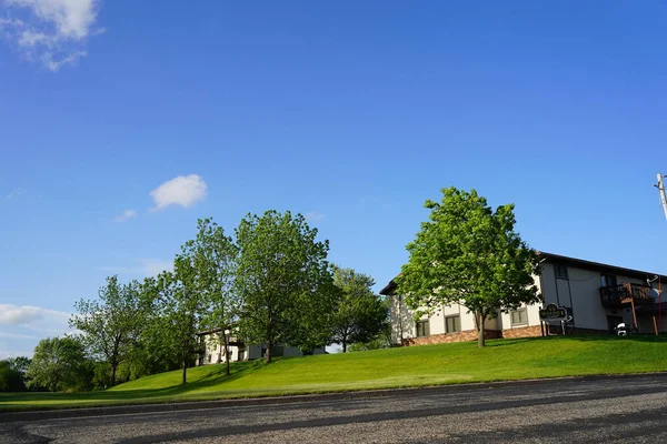 Mauston, Wisconsin ABD - 25 Mayıs 2021: Walnut Ridge apartmanlarının yaz dönemi manzarası.
