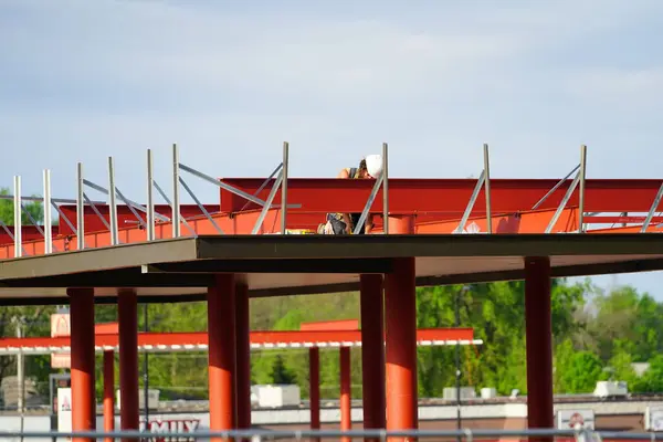 Mauston, Wisconsin ABD - 25 Mayıs 2021: İnşaat alanında yaz boyunca yeni bir yakıt istasyonu inşa eden erkekler.