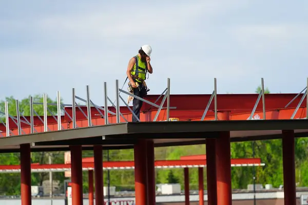 Mauston, Wisconsin ABD - 25 Mayıs 2021: İnşaat alanında yaz boyunca yeni bir yakıt istasyonu inşa eden erkekler.