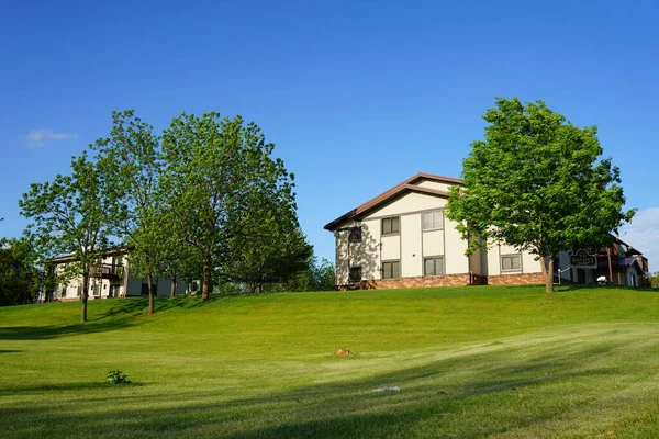 Mauston, Wisconsin ABD - 25 Mayıs 2021: Walnut Ridge apartmanlarının yaz dönemi manzarası.