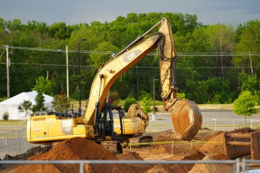 Mauston, Wisconsin ABD - 18 Haziran 2021: Mauston 'da bazı inşaatlarda kullanılan CAT tırtıl kazıcısı.