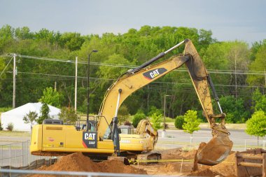 Mauston, Wisconsin ABD - 18 Haziran 2021: Mauston 'da bazı inşaatlarda kullanılan CAT tırtıl kazıcısı.