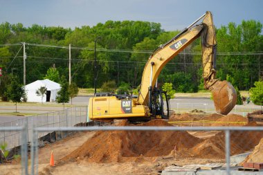 Mauston, Wisconsin ABD - 18 Haziran 2021: Mauston 'da bazı inşaatlarda kullanılan CAT tırtıl kazıcısı.
