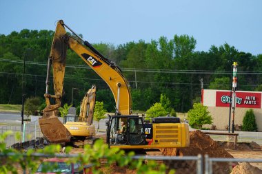 Mauston, Wisconsin ABD - 18 Haziran 2021: Mauston 'da bazı inşaatlarda kullanılan CAT tırtıl kazıcısı.