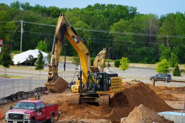 Mauston, Wisconsin ABD - 18 Haziran 2021: Mauston 'da bazı inşaatlarda kullanılan CAT tırtıl kazıcısı.
