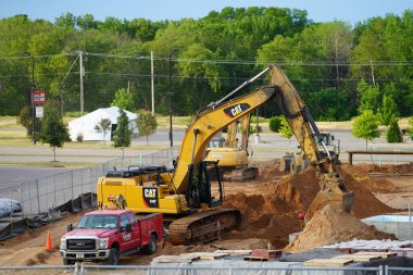 Mauston, Wisconsin ABD - 18 Haziran 2021: Mauston 'da bazı inşaatlarda kullanılan CAT tırtıl kazıcısı.