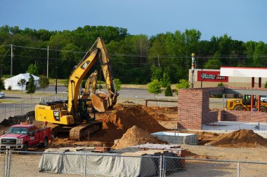 Mauston, Wisconsin ABD - 18 Haziran 2021: Mauston 'da bazı inşaatlarda kullanılan CAT tırtıl kazıcısı.