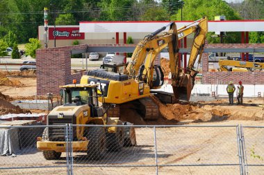 Mauston, Wisconsin ABD - 18 Haziran 2021: Mauston 'da bazı inşaatlarda kullanılan CAT tırtıl kazıcısı.