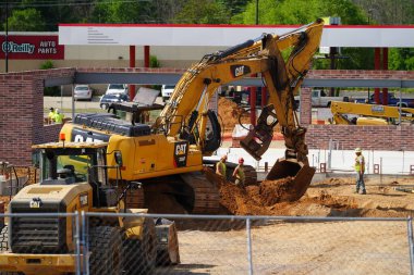 Mauston, Wisconsin ABD - 18 Haziran 2021: Mauston 'da bazı inşaatlarda kullanılan CAT tırtıl kazıcısı.