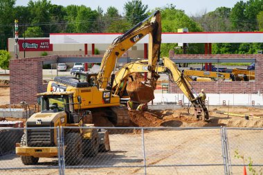 Mauston, Wisconsin ABD - 18 Haziran 2021: Mauston 'da bazı inşaatlarda kullanılan CAT tırtıl kazıcısı.