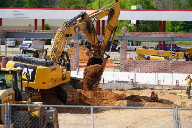 Mauston, Wisconsin ABD - 18 Haziran 2021: Mauston 'da bazı inşaatlarda kullanılan CAT tırtıl kazıcısı.