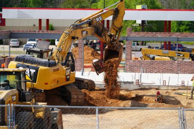 Mauston, Wisconsin ABD - 18 Haziran 2021: Mauston 'da bazı inşaatlarda kullanılan CAT tırtıl kazıcısı.