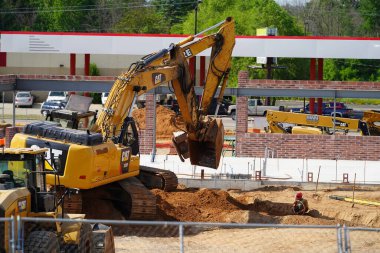 Mauston, Wisconsin ABD - 18 Haziran 2021: Mauston 'da bazı inşaatlarda kullanılan CAT tırtıl kazıcısı.