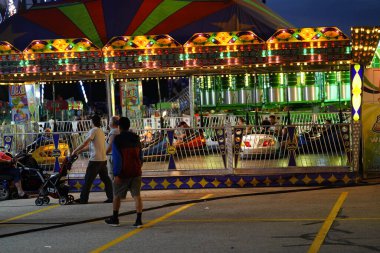 Fond du Lac, Wisconsin / USA - 21 Temmuz 2019 Fond du Lac County Panayırı 'nda gece hayatı. Topluluğun çoğu yaz boyunca yaşanan eğlencenin çoğunu yaşamak için ortaya çıktı.