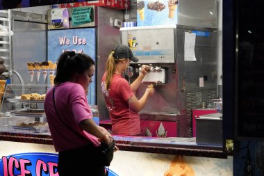 Fond du Lac, Wisconsin, ABD - 21 Temmuz 2019: Birçok farklı imtiyaz Fond du Lac İlçe Fuarı ziyaretçilerini beslemek için kullanılıyor
