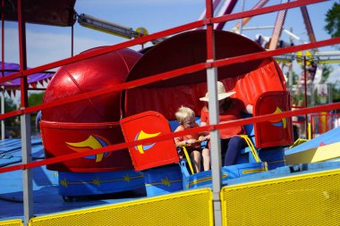 Fond du Lac, Wisconsin / USA - 17 Temmuz 2019: Aile üyeleri Fond du Lac Fuarı 'nda Tilt-a-Whirl' de eğleniyor