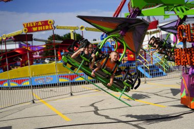 Fond du Lac, Wisconsin / USA - 21 Temmuz 2019: Birçok çocuk, genç ve aile ferdi Cliff Hanger 'da Fond du Lac Fuarı' nda heyecanlı bir gezinti yapıyor..
