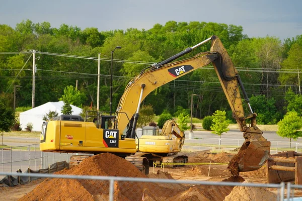 Mauston, Wisconsin ABD - 18 Haziran 2021: Mauston 'da bazı inşaatlarda kullanılan CAT tırtıl kazıcısı.