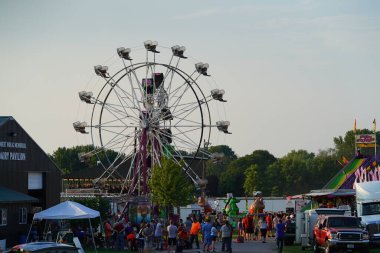 Dönme dolap, akşamları eğlence parkıdır.