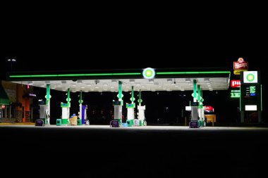 Camp Douglas, Wisconsin USA - 2 Eylül 2022: BP İngiliz petrol istasyonu yolculara hizmet etmek için geceyi aydınlatıyor.