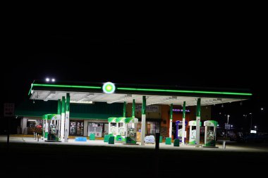 Camp Douglas, Wisconsin USA - 2 Eylül 2022: BP İngiliz petrol istasyonu yolculara hizmet etmek için geceyi aydınlatıyor.