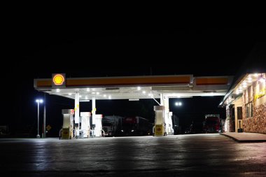 Tomah, Wisconsin ABD - 15 Nisan 2022: Gece parlayan kabuk yakıt istasyonu.