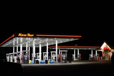 Mauston, Wisconsin ABD - 26 Ağustos 2021: Kwik Trip yakıt istasyonu gece boyunca halka hizmet veriyor.