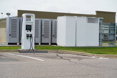 Tomah, Wisconsin ABD - 24 Ağustos 2021: Amerika elektrikli araç şarj istasyonları Walmart yakınlarındaki kamu hizmetleri için oturun.